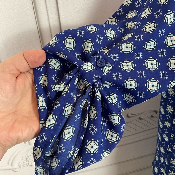 Society Girl Roll Tab Sleeves Blouse Women’s Small HiLo Hem Blue Geometric - Picture 3 of 4